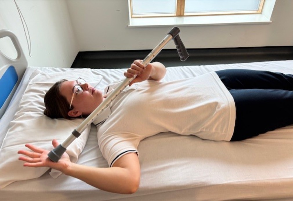 shoulder rotation stretch - arm at 90 degrees.jpg